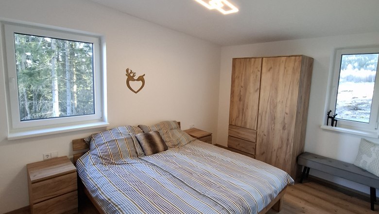 Schlafzimmer 1 mit Doppelbett, © Waldzauber Hirschenwies Schlafzimmer 1 mit Doppelbett, © Waldzauber Hirschenwies