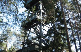 Nordwaldturm am Schwarzenberg, © Naturpark Nordwald Holzturm im Wald mit mehreren Plattformen und Treppen.