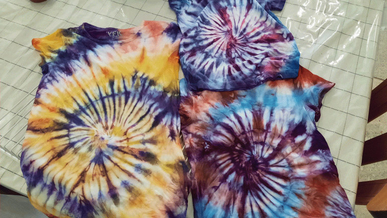 T-Shirt gebatikt, © HUKI T-Shirt gebatikt, © HUKI