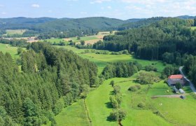 Luftaufnahme der Edermühle im Waldviertel - Übernachtungen und Tiererlebnisse ab 16 Jahren | Adults only Hotel, © Christian Pfabigan Luftaufnahme der Edermühle im Waldviertel - Übernachtungen und Tiererlebnisse ab 16 Jahren | Adults only Hotel, © Christian Pfabigan