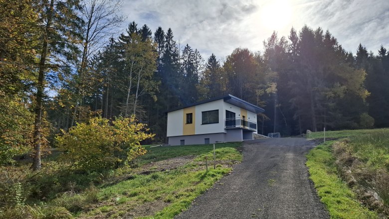 Gebäudeansicht im Sommer, © Waldzauber Hirschenwies Gebäudeansicht im Sommer, © Waldzauber Hirschenwies