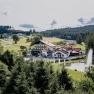Urlaubsparadies Hirschenwies, © Waldviertel Tourismus, Matthias Streibel Landschaft mit Gebäuden, Teich und Wald im Hintergrund.