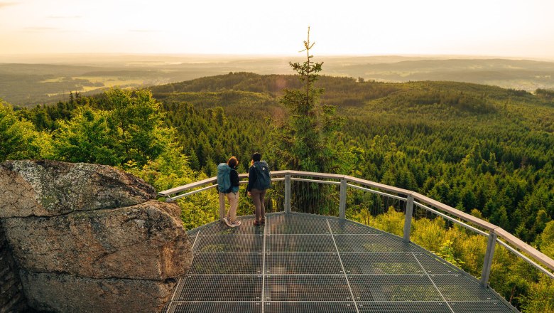 Nebelstein Ausblick, Landschaft, Thayatalweg 630, Zusatzetappe Weg entlang der Lainsitz, © Waldviertel Tourismus, Melanie Többe Zwei Frauen stehen auf der Aussichtsplattform am Nebelstein und genießen den weiten Ausblick über die Waldlandschaft
