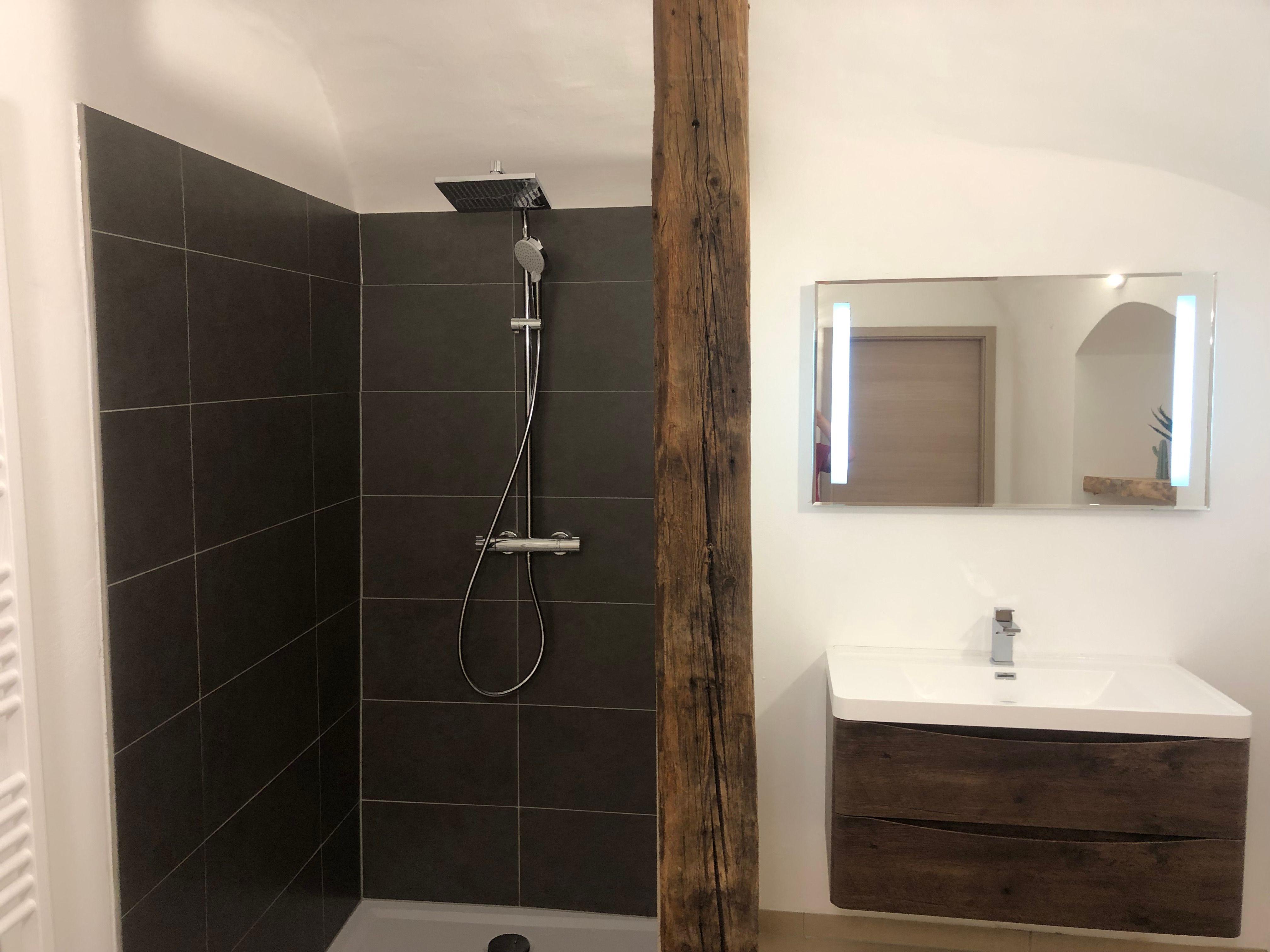 Badezimmer mit Regendusche