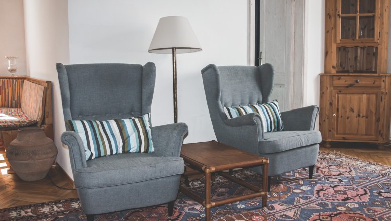 Gem&uuml;tliches Sitzen im Wohnzimmer, &copy; Philip Baumgartner