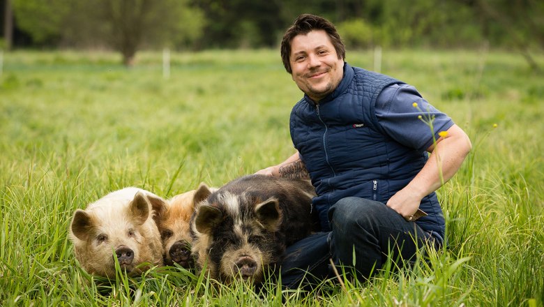 Christian und die Kune Kune Schweine in der Ederm&uuml;hle: Schweine streicheln hebt die Stimmung, &copy; Arvid Uhlig