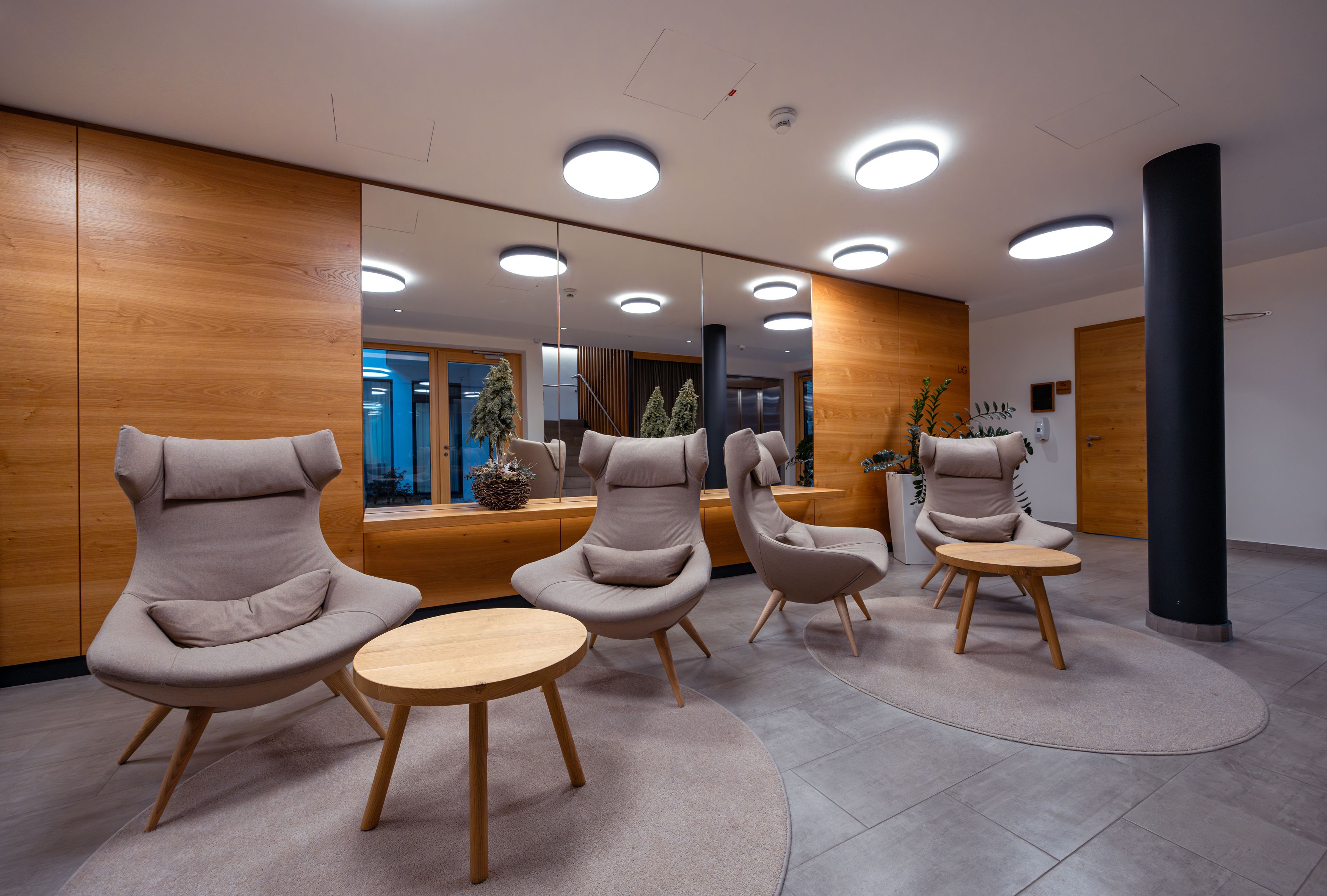 Moderne Hotellobby mit bequemen Sesseln und Holztischen.