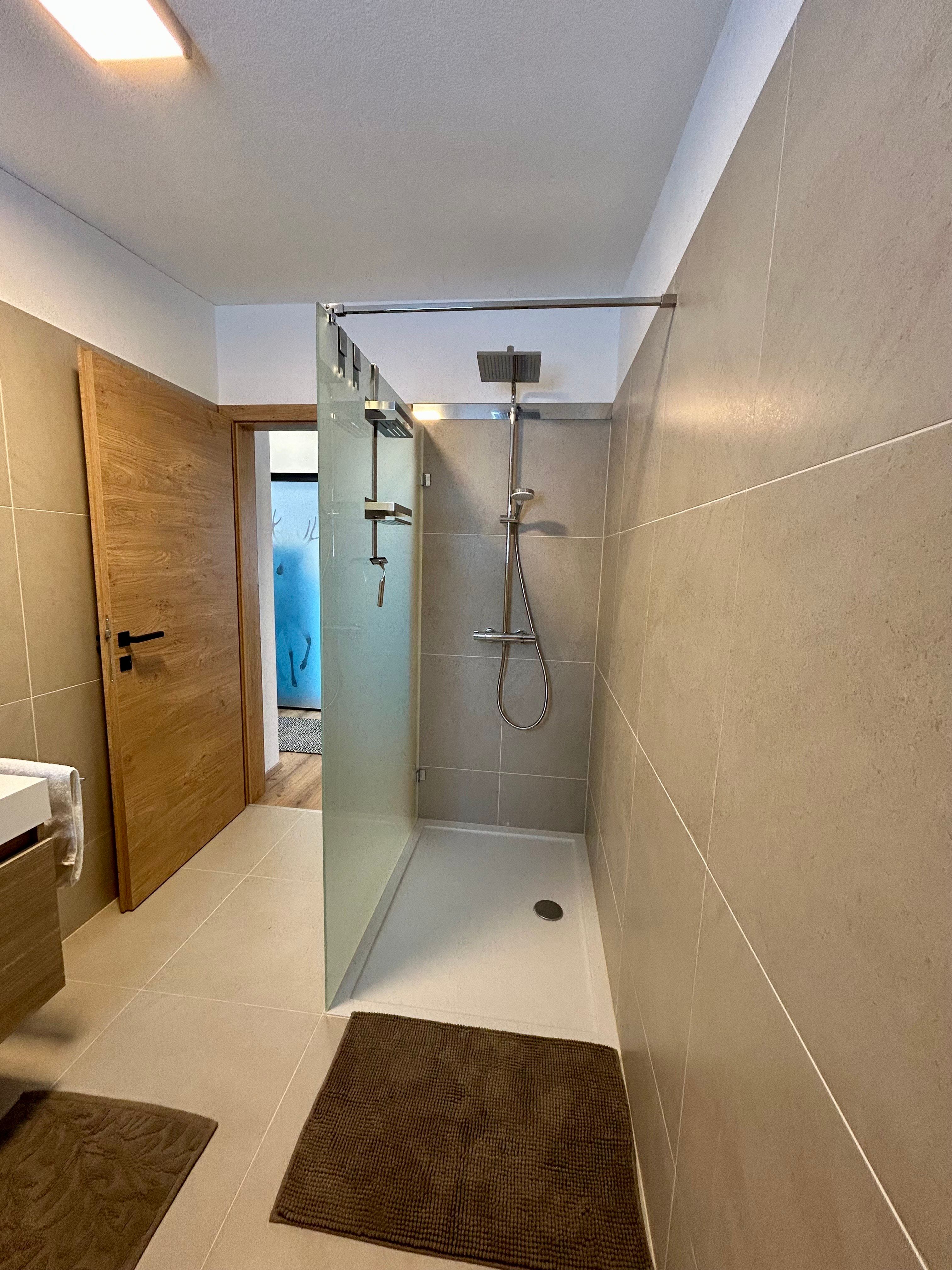 barrierefreie, großzügige Dusche