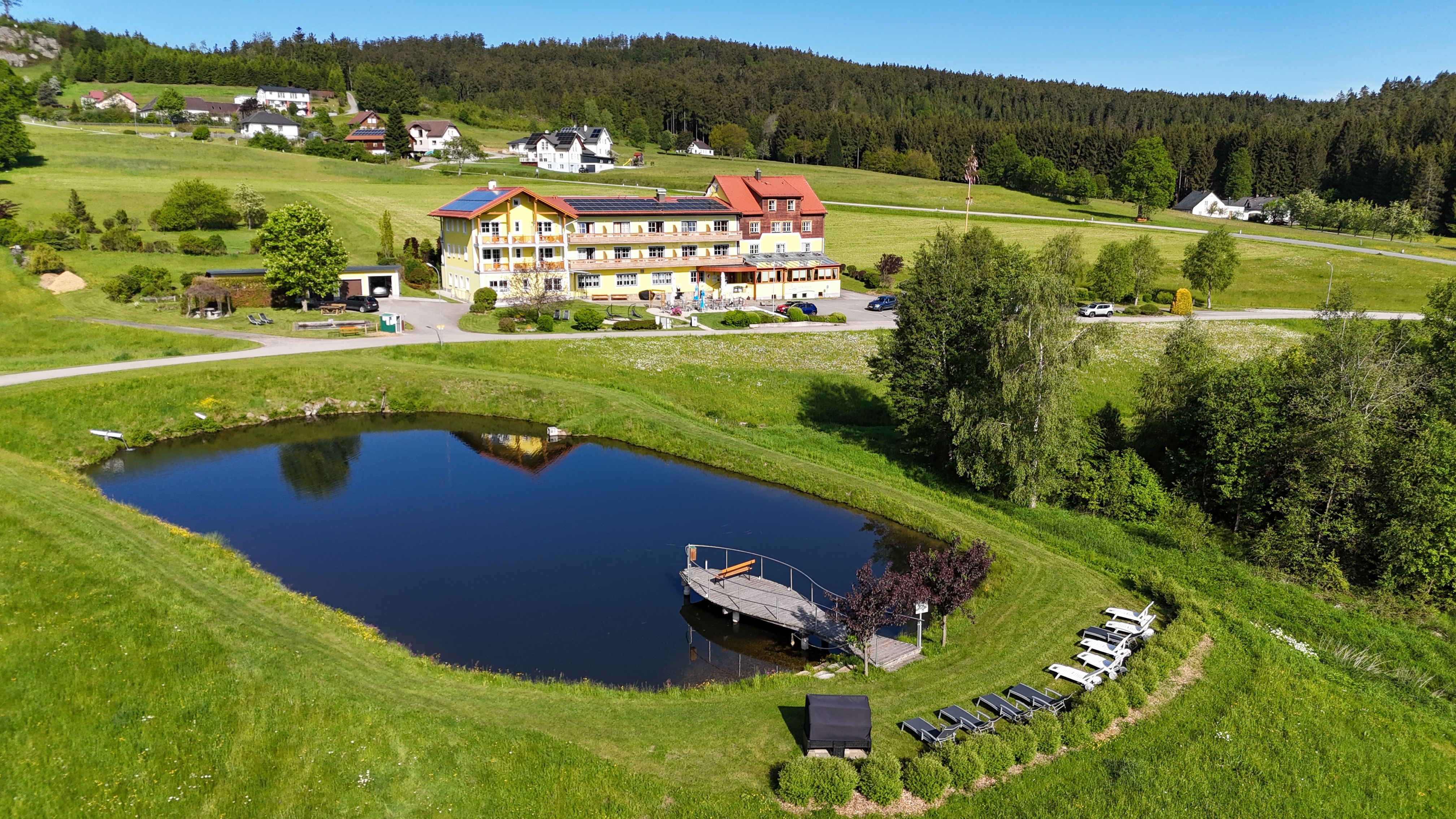 Hotel mit Badeteich