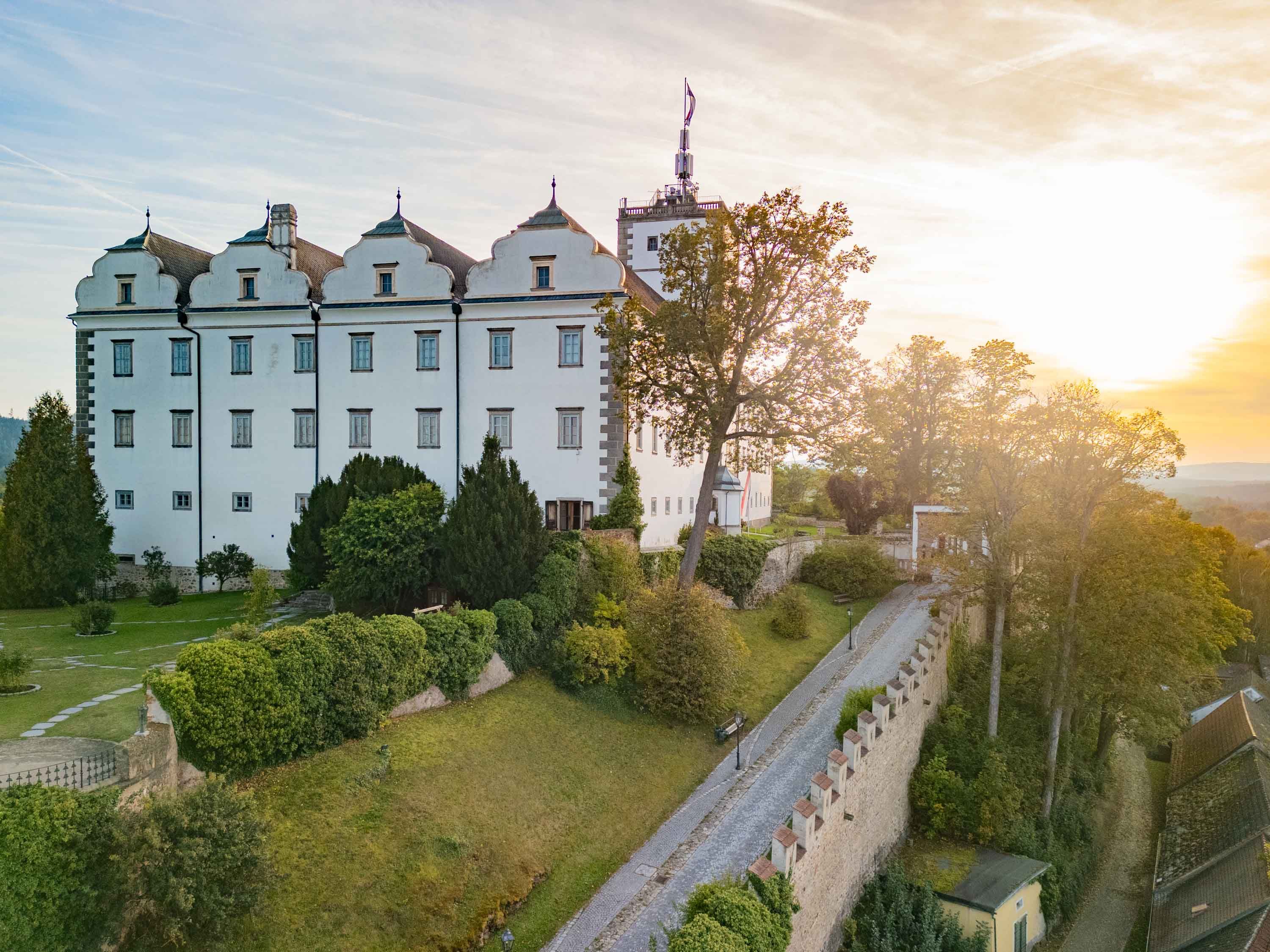 Schloss Weitra mit Stadtmauer im Sonnenuntergang