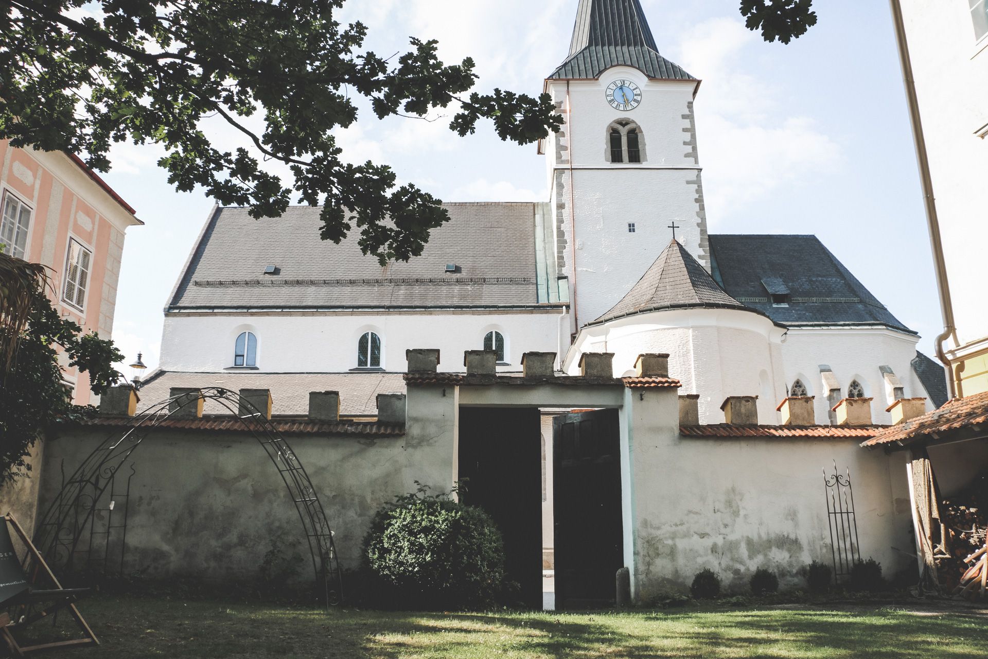 Innenhof mit Ausblick auf die Kirche
