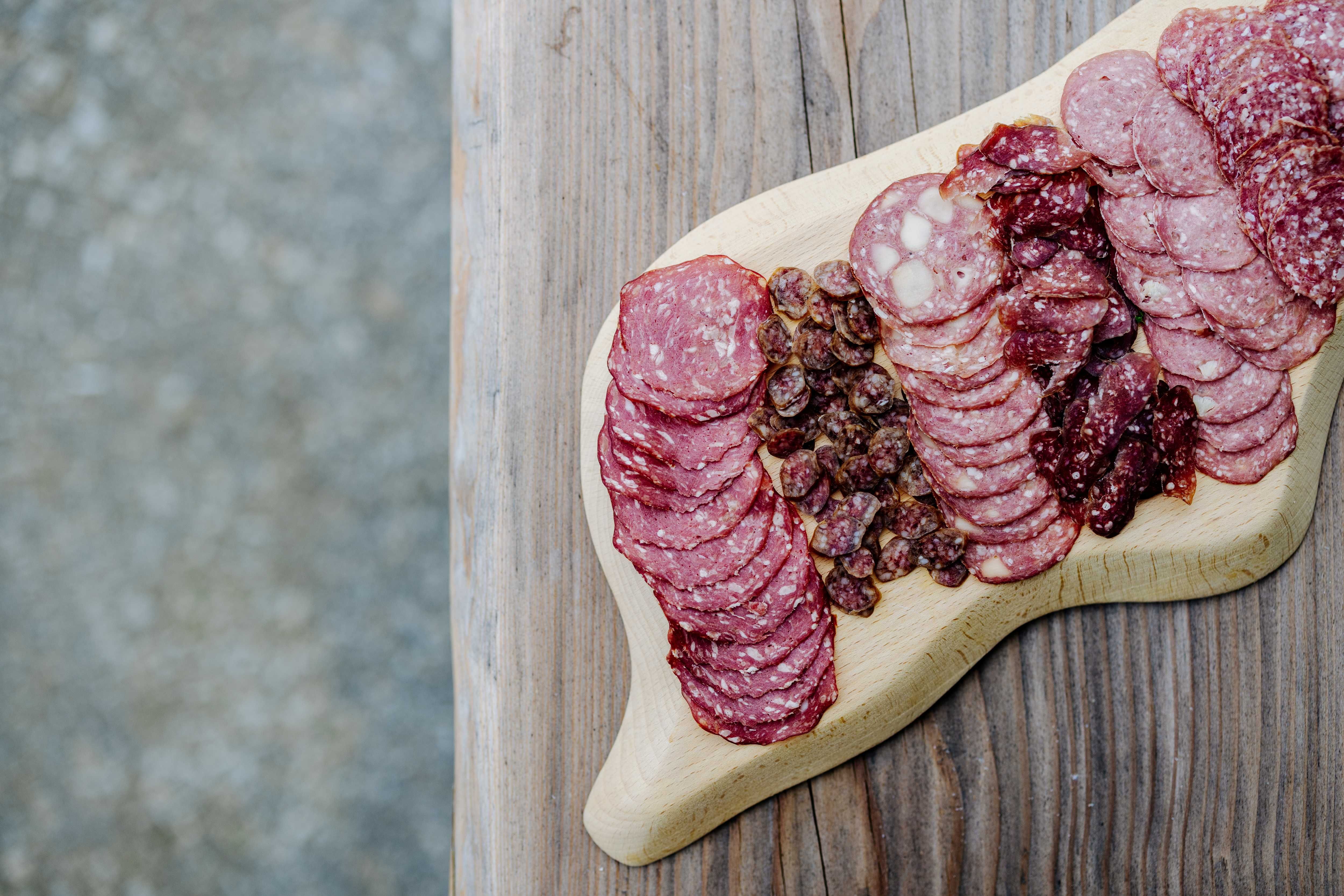 Verschiedene Wurstsorten auf einem Holzbrett.