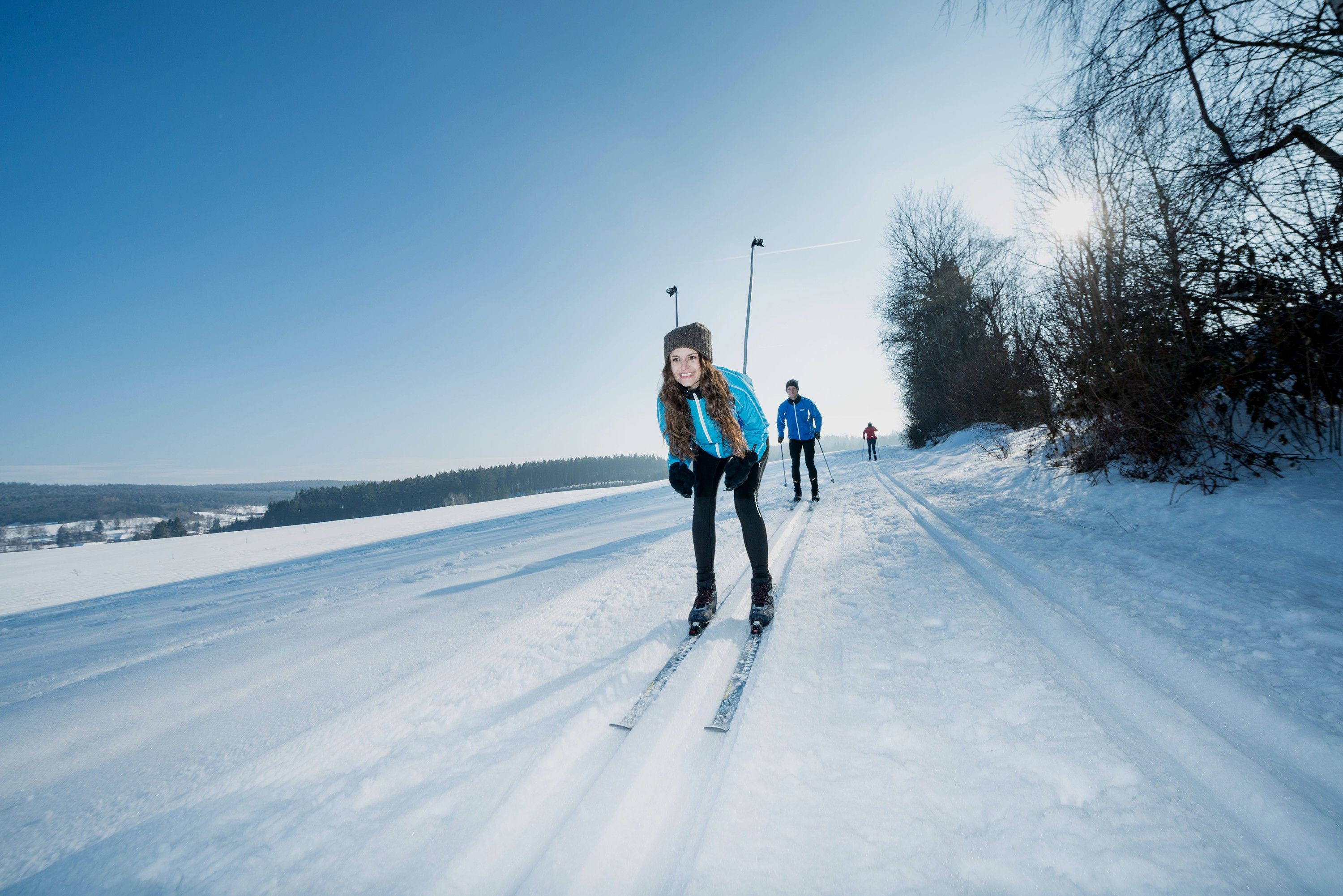 Personen beim Langlaufen auf einer verschneiten Strecke im Waldviertel.