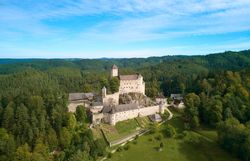 Die majestätische Burg Rappottenstein thront stolz über der malerischen Landschaft, umgeben von dichten Wäldern und sanften Hügeln. Hier erleben Besucher die faszinierende Geschichte und die atemberaubenden Ausblicke, die diese Region zu bieten hat.
