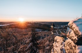 Die Wintersonne taucht die verschneite Landschaft in ein warmes Licht, w&auml;hrend die schneebedeckten B&auml;ume sanft im Wind wiegen. Ein atemberaubender Ausblick l&auml;dt dazu ein, die Ruhe der Natur zu genie&szlig;en und die frische, klare Luft einzuatmen.