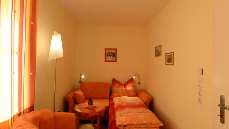 Appartement zweites Zimmer - ein Bett, &copy; Regina Petric