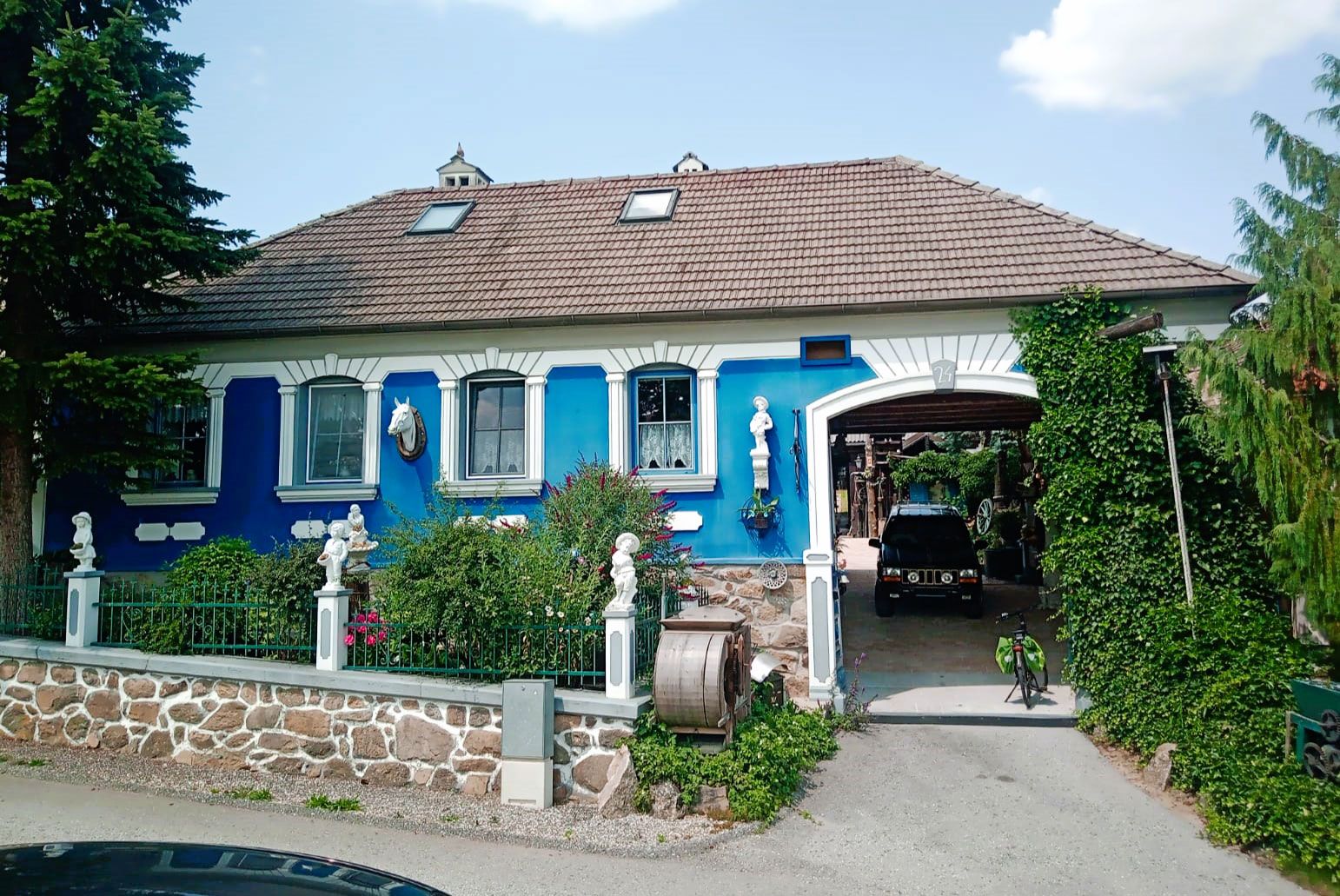 Jutta Deluxe Famhouse