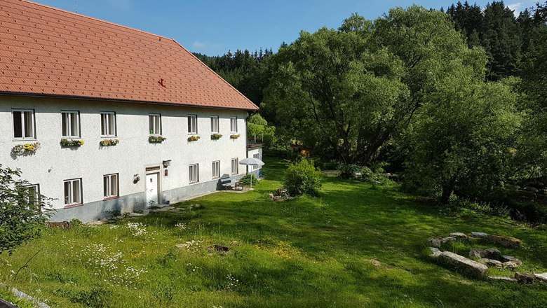 Die Ederm&uuml;hle im Sommer mit Lagerfeuerplatz, &copy; Ederm&uuml;hle