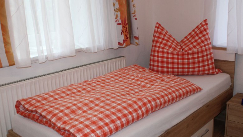 Schlafzimmer Einzelbett, © Lisa Halmenschlager