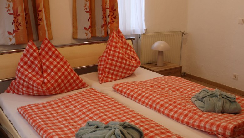 Schlafzimmer Doppelbett, © Lisa Halmenschlager