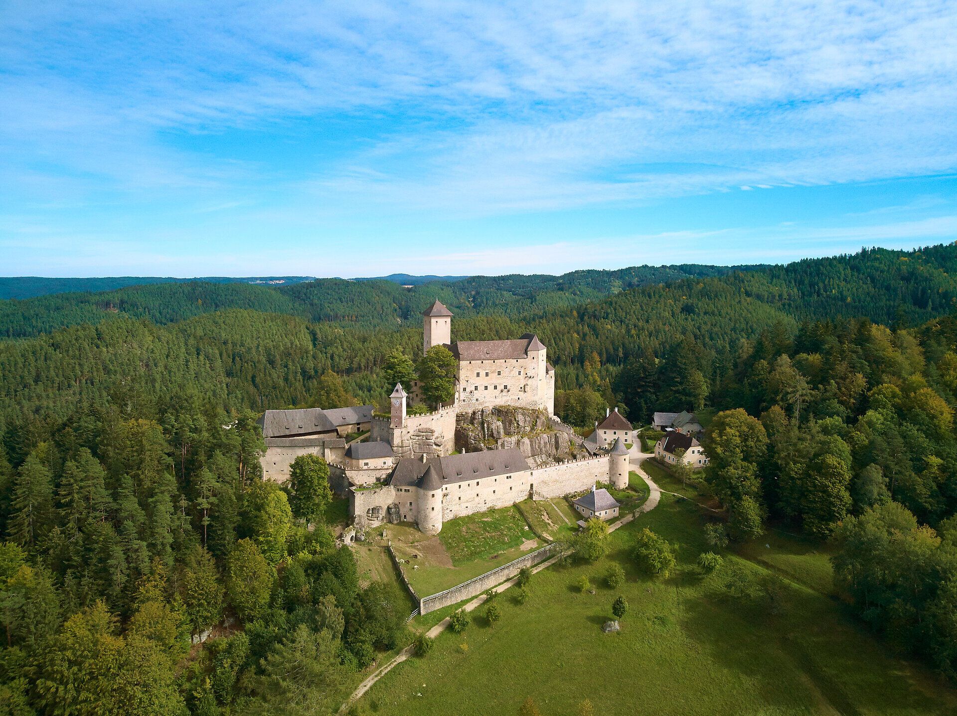 Die majestätische Burg Rappottenstein thront stolz über der malerischen Landschaft, umgeben von dichten Wäldern und sanften Hügeln. Hier erleben Besucher die faszinierende Geschichte und die atemberaubenden Ausblicke, die diese Region zu bieten hat.