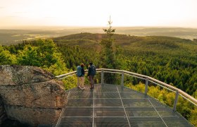 Zwei Frauen stehen auf der Aussichtsplattform am Nebelstein und genie&szlig;en den weiten Ausblick &uuml;ber die Waldlandschaft