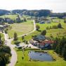 Luftaufnahme einer l&auml;ndlichen Landschaft mit W&auml;ldern, Wiesen und einem kleinen Teich in Hirschenwies.