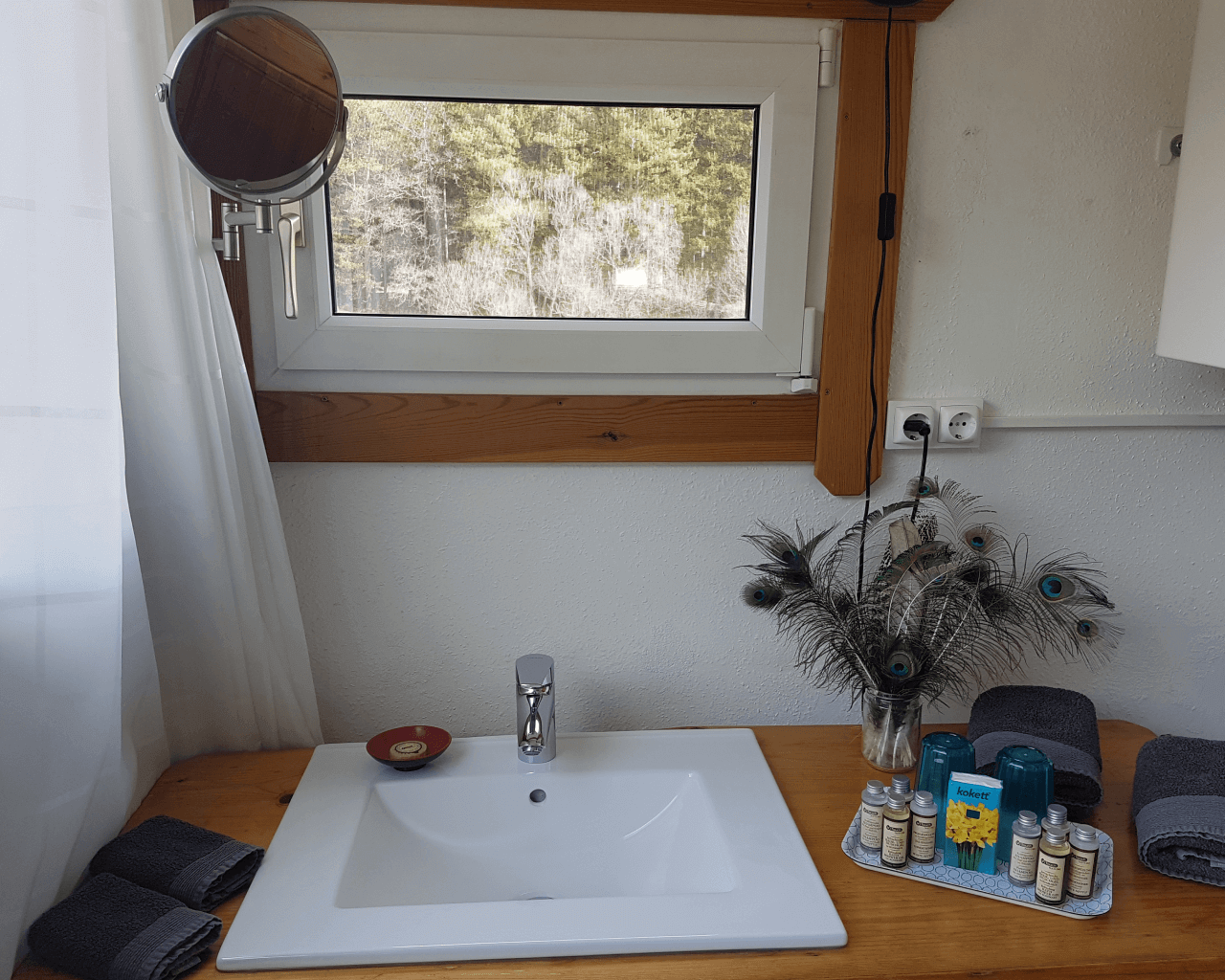 Waschbecken im Tiny House Living Legends: Zähne putzen mit Logenplatz