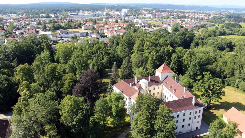 Schlosspark mit Schloss Gm&uuml;nd, &copy; Stadtgemeinde Gm&uuml;nd