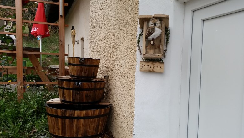 Eingangsbereich mit Dekoration und Holzf&auml;ssern