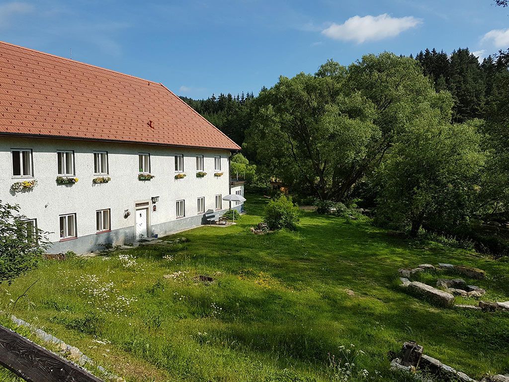 Die Edermühle im Sommer mit Lagerfeuerplatz