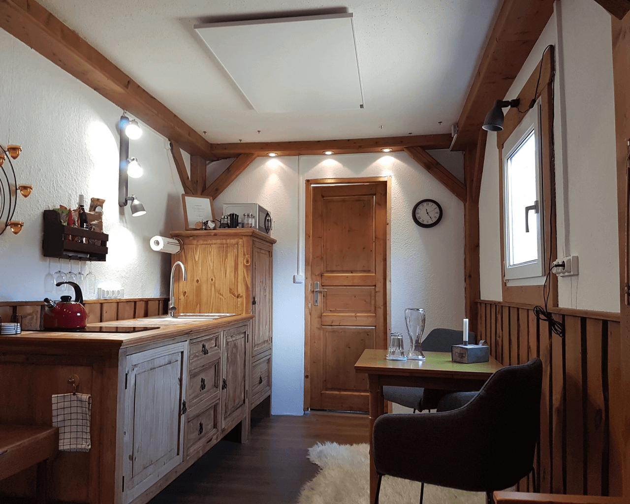 Küche mit Cerankochfeld, Kühlschrank und Mikrowelle im Tiny House Living Legends