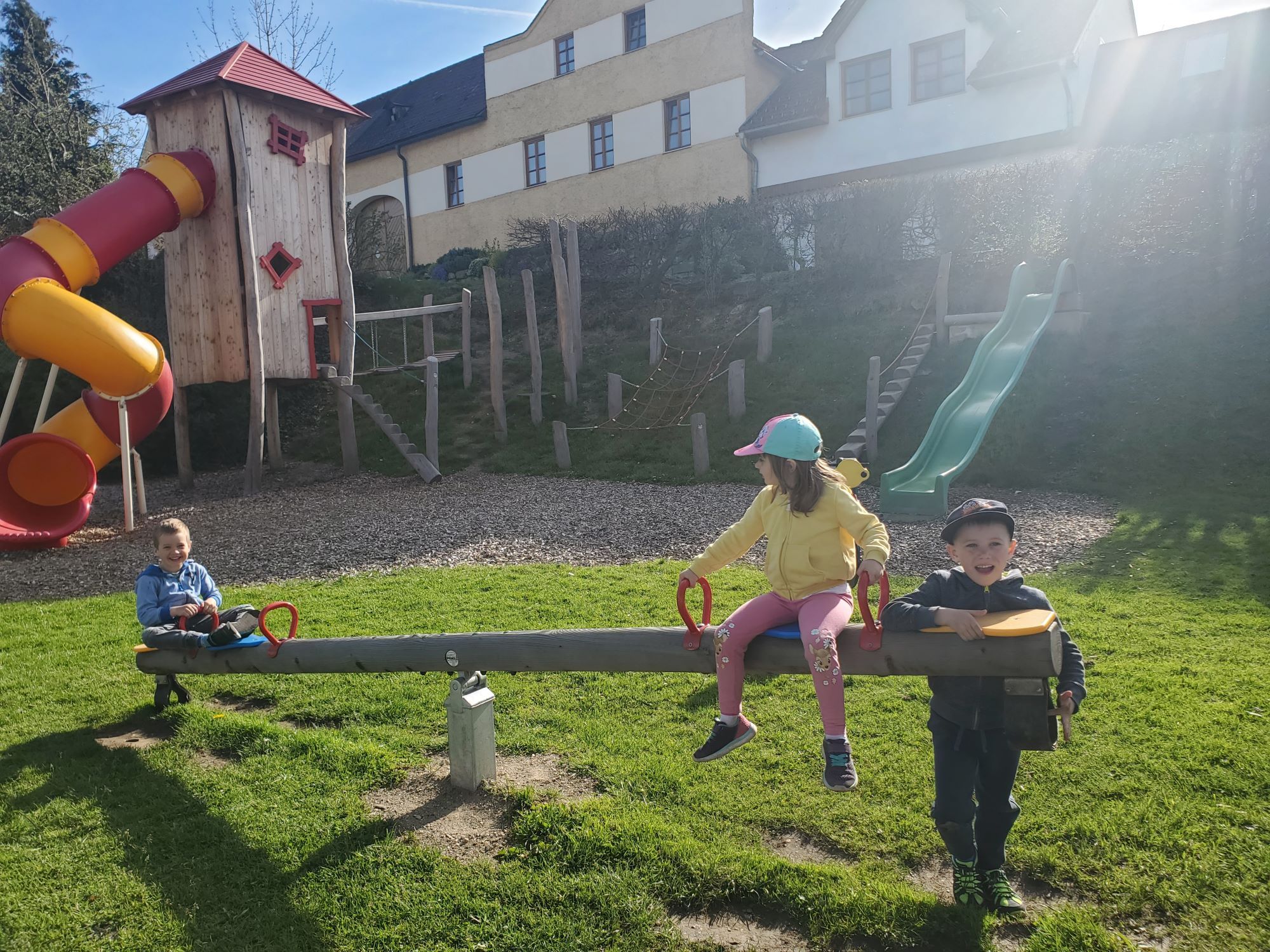 Großer Spielplatz direkt vor dem Haus