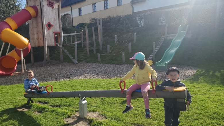Gro&szlig;er Spielplatz direkt vor dem Haus, &copy; Anderlhof