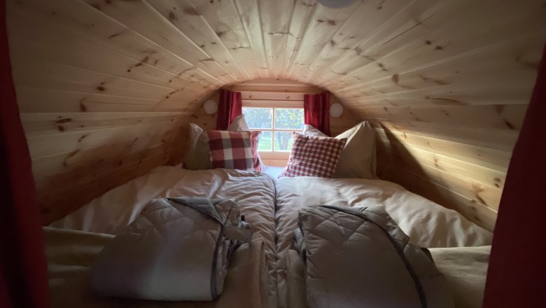Doppelbett mit Thermobadem&auml;ntel, &copy; Andreas Artner