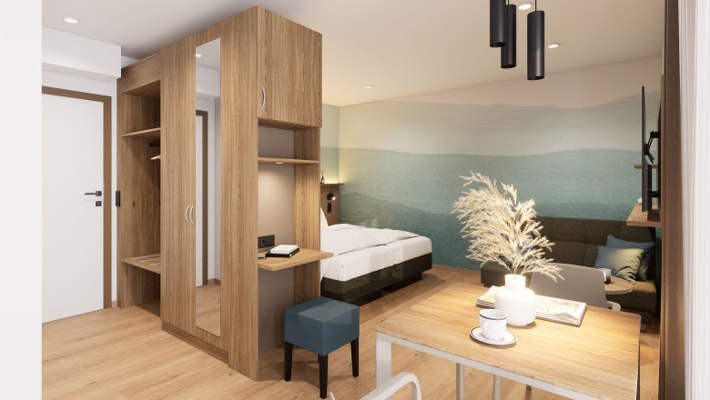 Modern eingerichtetes Apartment mit Holzm&ouml;beln, einem Bett, einem kleinen Tisch mit Stuhl und dekorativen Pflanzen.