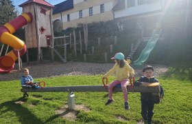 Gro&szlig;er Spielplatz direkt vor dem Haus, &copy; Anderlhof