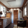 K&uuml;che mit Cerankochfeld, K&uuml;hlschrank und Mikrowelle im Tiny House Living Legends, &copy; Ederm&uuml;hle